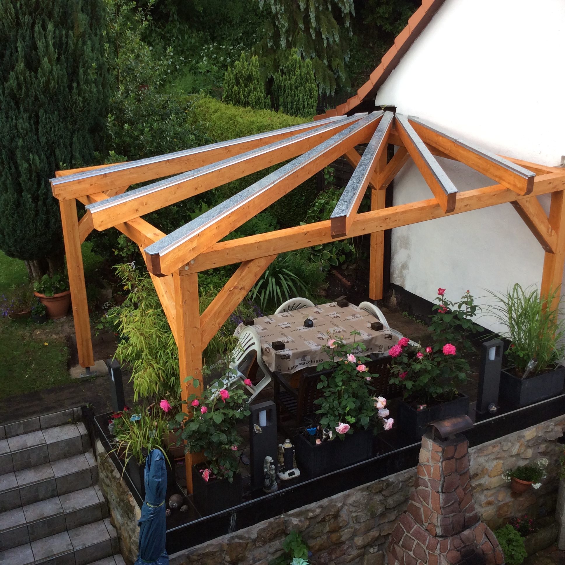 Terrasse mit individuelle Holzüberdachung - Bild 1